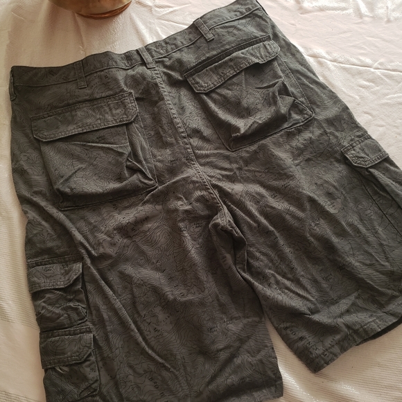 Wrangler gray map cargo shorts. Size 38 - Picture 5 of 5